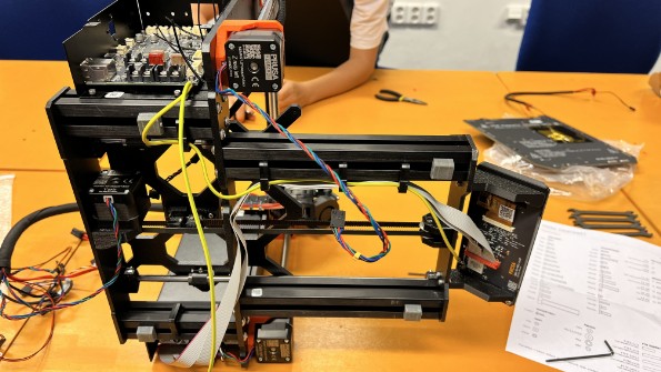 3D tiskárna při práci v kroužku